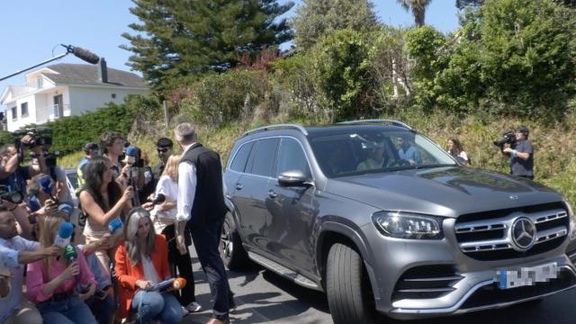 Juan Carlos I a su llegada a la casa de Pedro Campos.