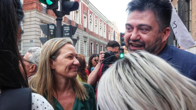 Victoria Rosell y el dirigente de Izquierda Unida, Carlos Sánchez Mato, en la manifestación de ayer ante el Ministerio de Justicia por el 'sí es sí'.