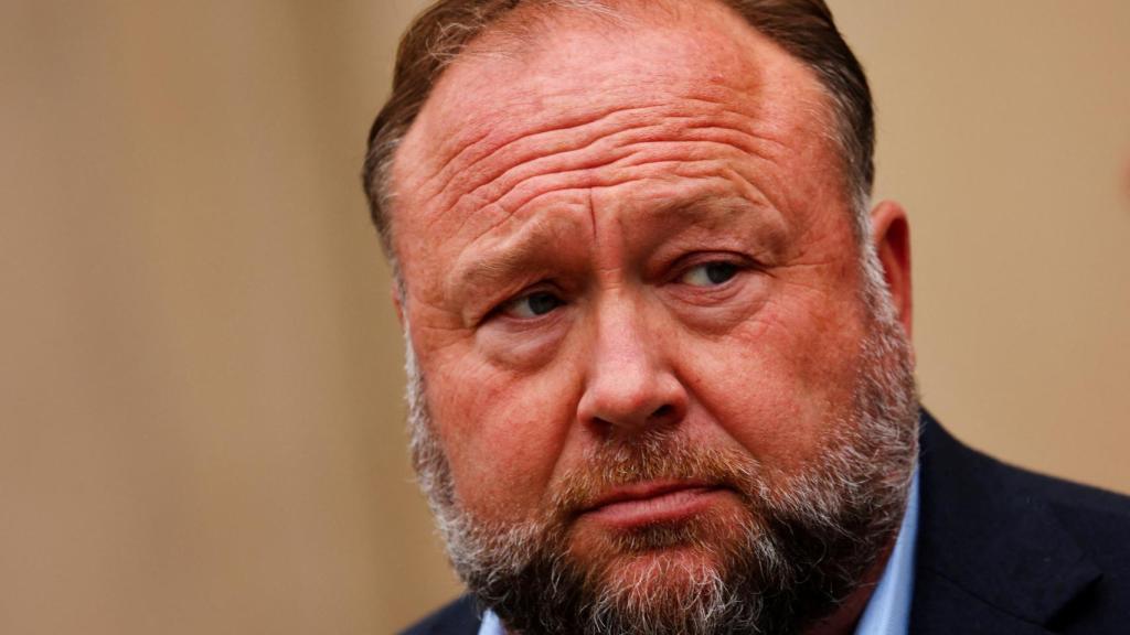 El fundador de Infowars, Alex Jones, habla con los medios de comunicación después de comparecer en su juicio por difamación de Sandy Hook en el Tribunal Superior de Connecticut en Waterbury, EE. UU., 4 de octubre de 2022.
