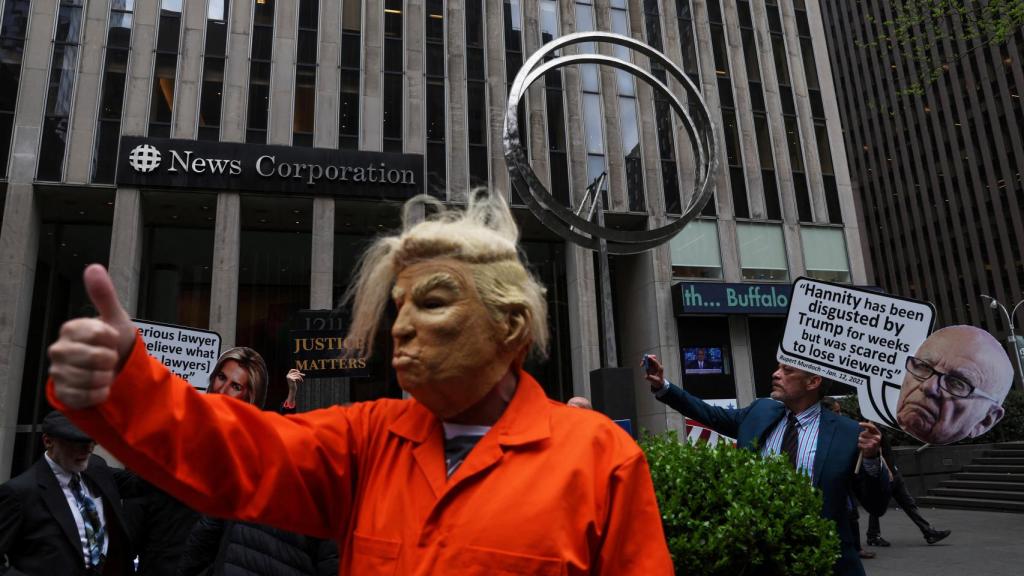 Manifestantes contra la Fox News.