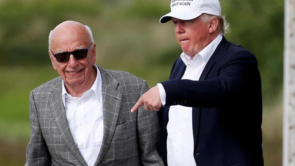 FOTO DE ARCHIVO: El candidato presidencial republicano Donald Trump (derecha) habla con el magnate de los medios Rupert Murdoch cuando salen de Trump International Golf Links en Aberdeen, Escocia, el 25 de junio de 2016.