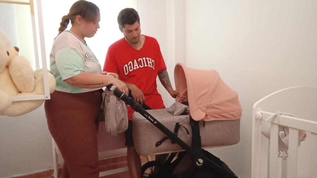 Ana y Nacho, este miércoles, con el carrito que compraron para sacar a pasear a Paula.