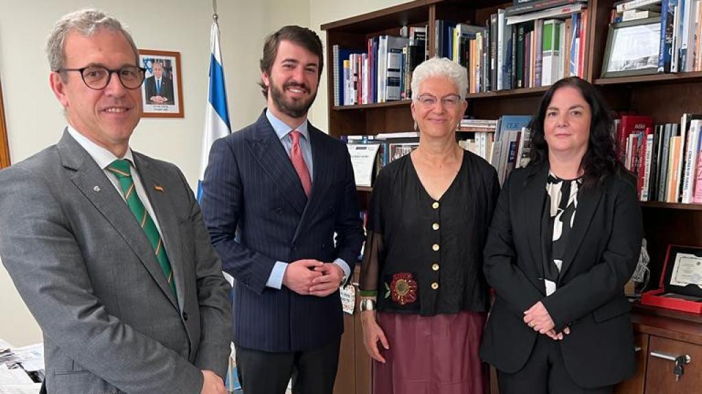 El vicepresidente de la Junta, Juan García-Gallardo, durante su reunión con la embajadora de Israel, Rodica Radian-Gordón, este miércoles.