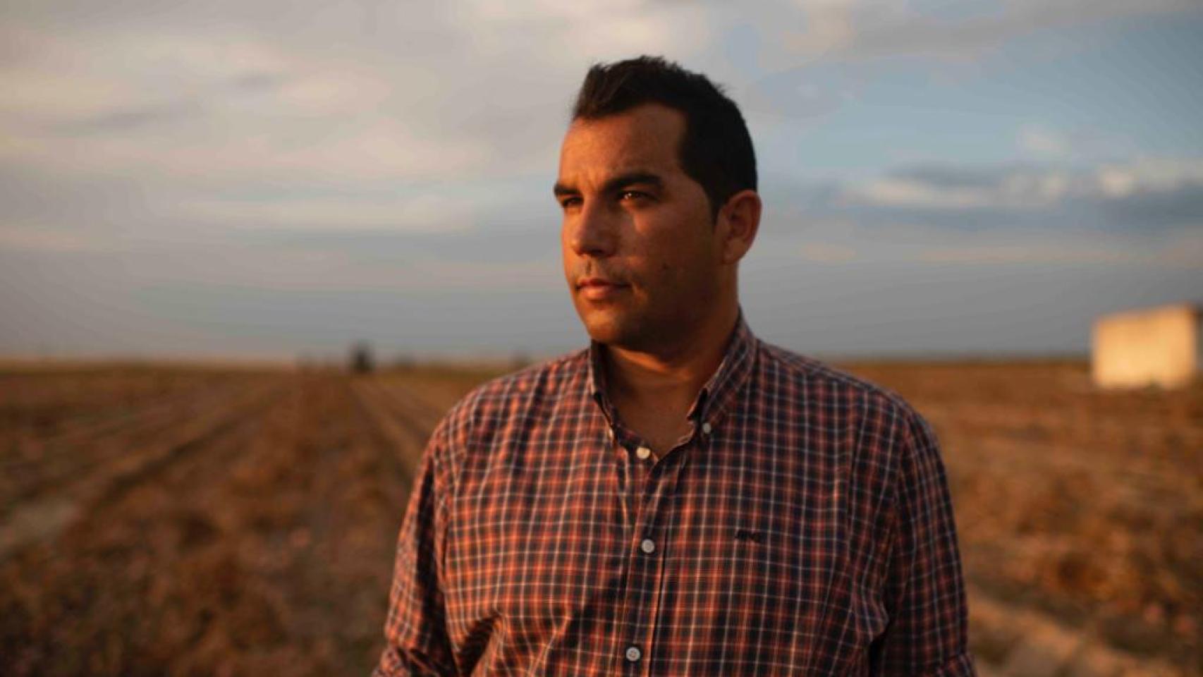 El agricultor Santiago Domínguez posa en uno de sus campos de patata