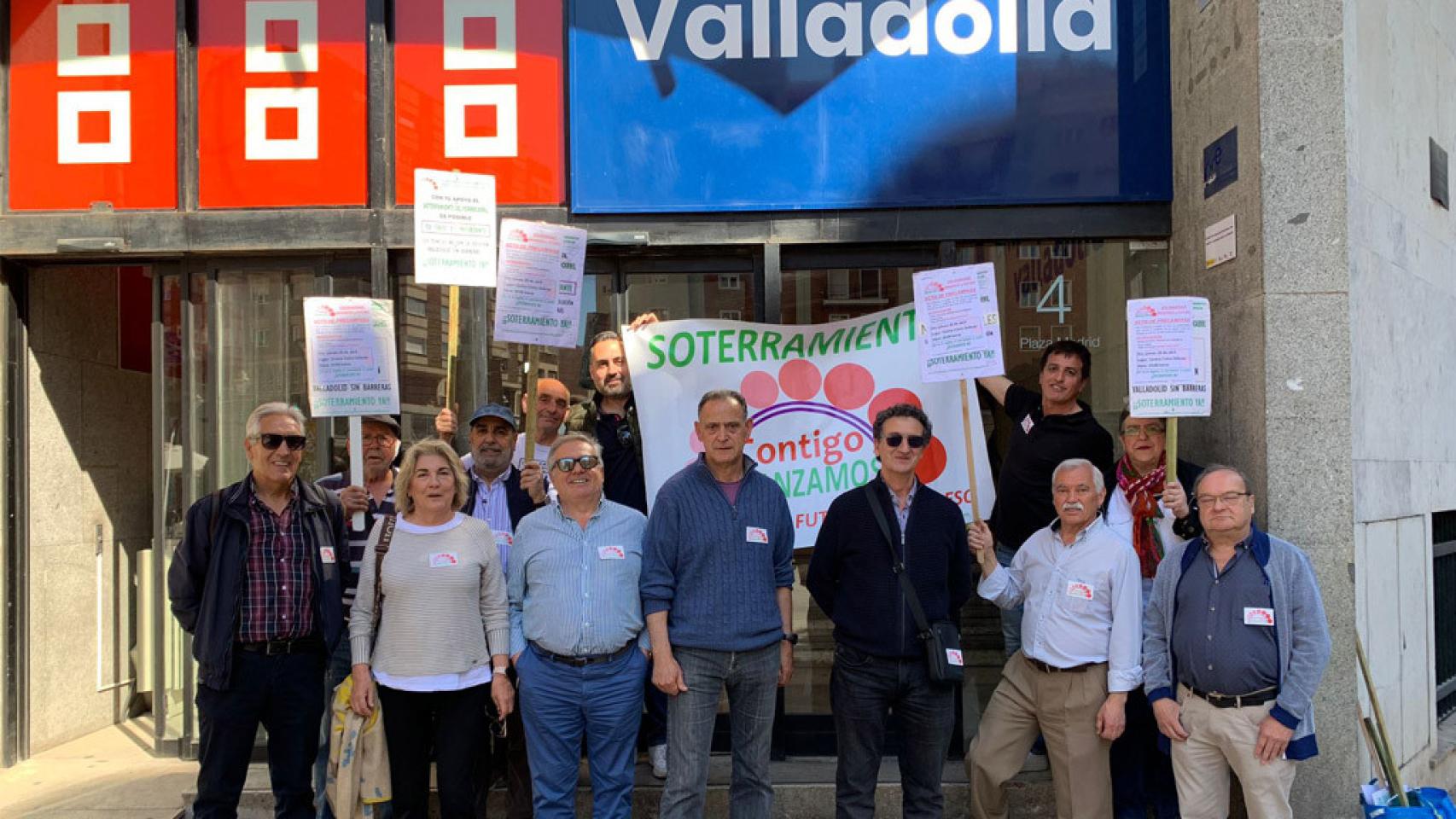 Cecilio Vadillo y miembros de Contigo Avanzamos a las puertas de la CEOE