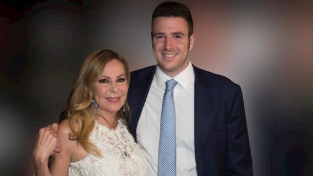 La actriz Ana García Obregón y su malogrado hijo, Álex Lequio, en un acto público en Madrid, en marzo de 2017.
