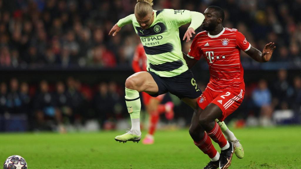 Upamecano, derribando a Haaland durante el Bayern Múnich - Manchester City de la Champions League
