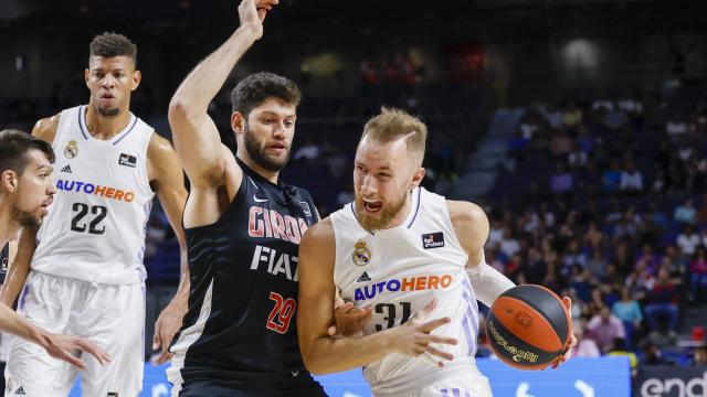 Musa trata de avanzar ante un rival del Girona.
