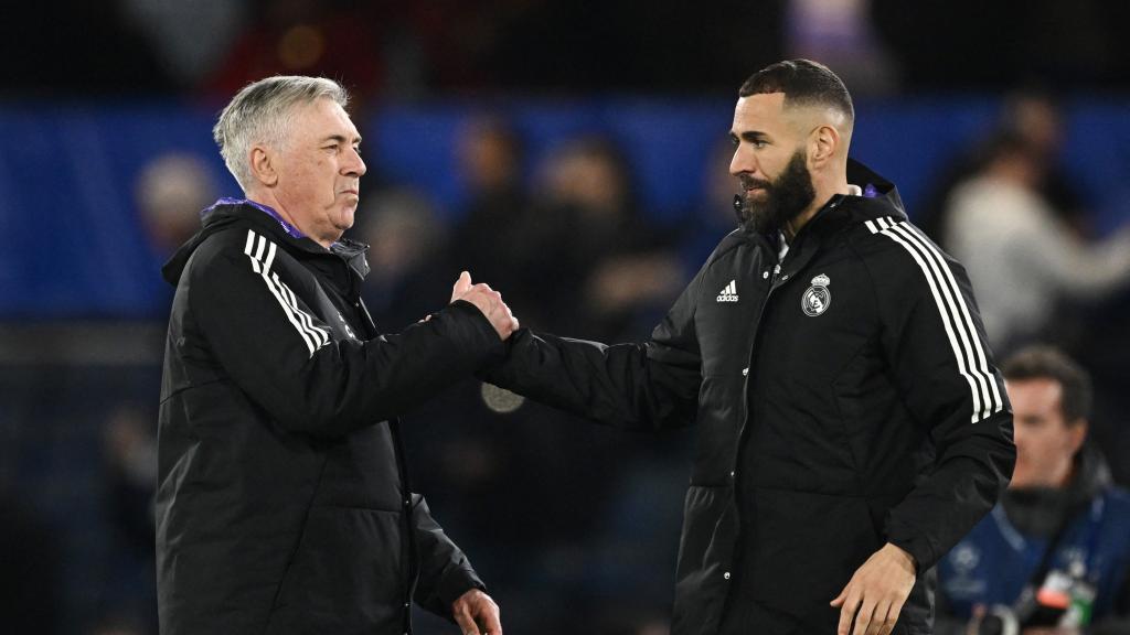 Ancelotti se saluda con Benzema tras el partido.