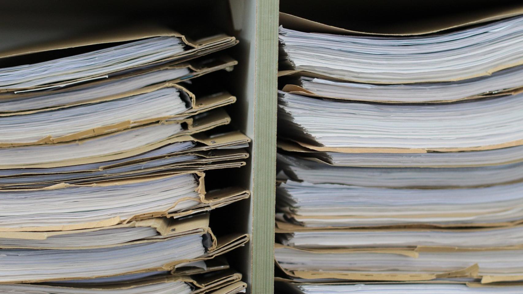 Una pila de carpetas y documentos, en una imagen de archivo.