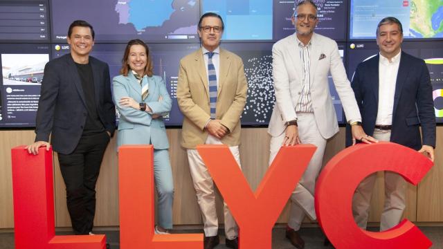 De izda a dcha: Adolfo Corujo (CEO de Deep Digital), Luisa García (COO Global), José Antonio Llorente (socio fundador y presidente de LLYC), Alejandro Romero (CEO Global) y Luis Miguel Peña (CEO Europa)