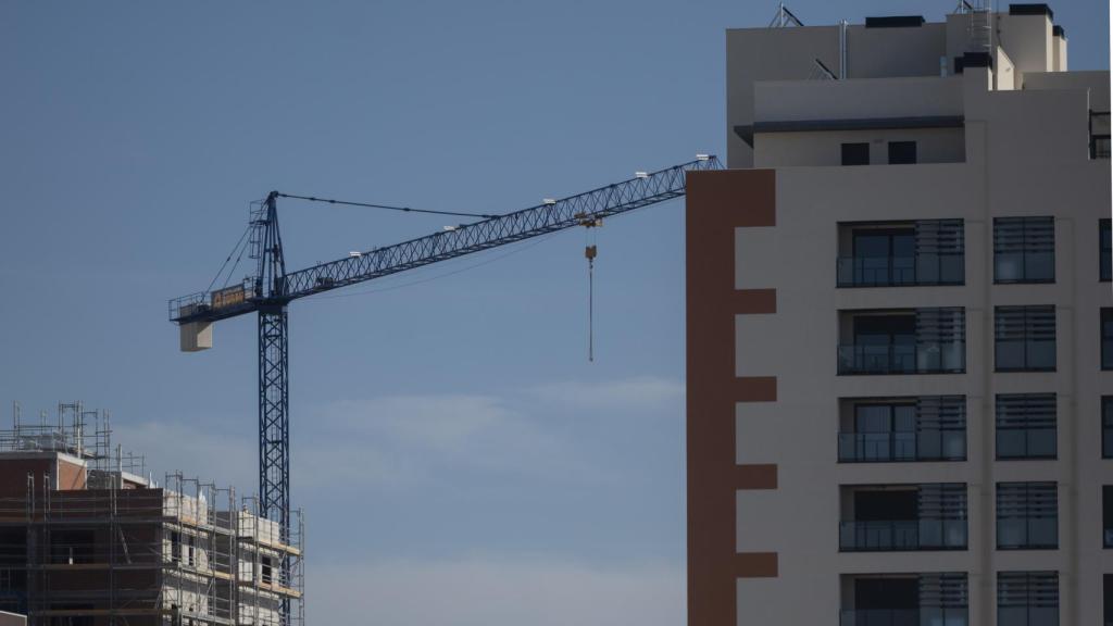 Una grúa en una vivienda en construcción.
