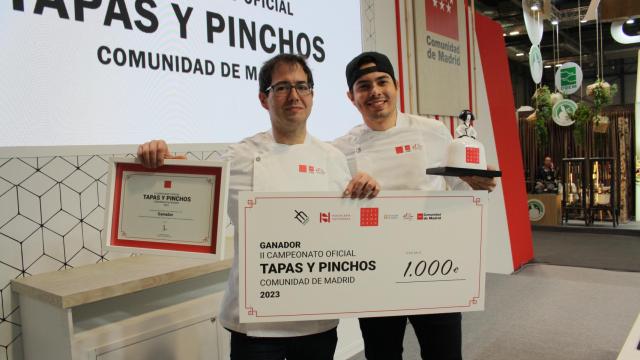 Los ganadores José Miguel Santamaría, jefe de cocina, y Carlos Ménedez, segundo de cocina del restaurante La Caníbal de Lavapiés.