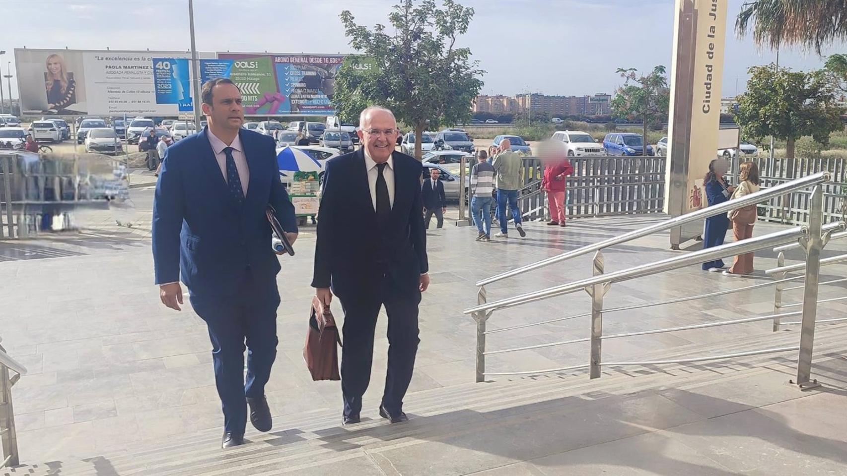 El gerente de Smassa, Manuel Díaz, y su abogado, José Carlos Aguilera, a la entrada a los juzgados de Málaga.