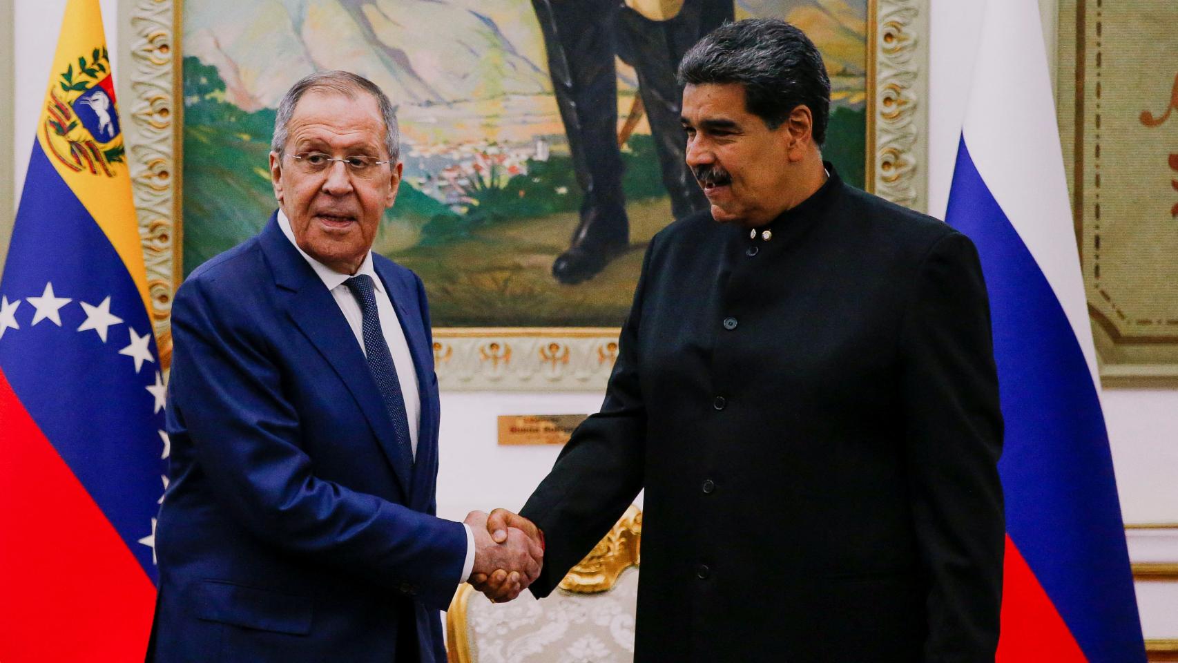 El ministro de Exteriores de Rusia, Serguéi Lavrov, y el presidente de Venezuela, Nicolás Maduro, este martes en Caracas.