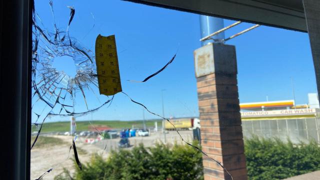 Impacto de bala en la ventana de una vecina tras el tiroteo en la gasolinera de Burgos.