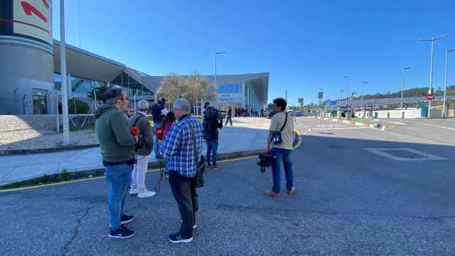 Una decena de periodistas espera al emérito en Peinador desde primera hora de la mañana.