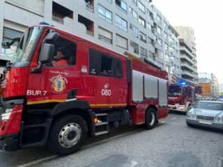 Dos camiones de bomberos en la calle Oporto.