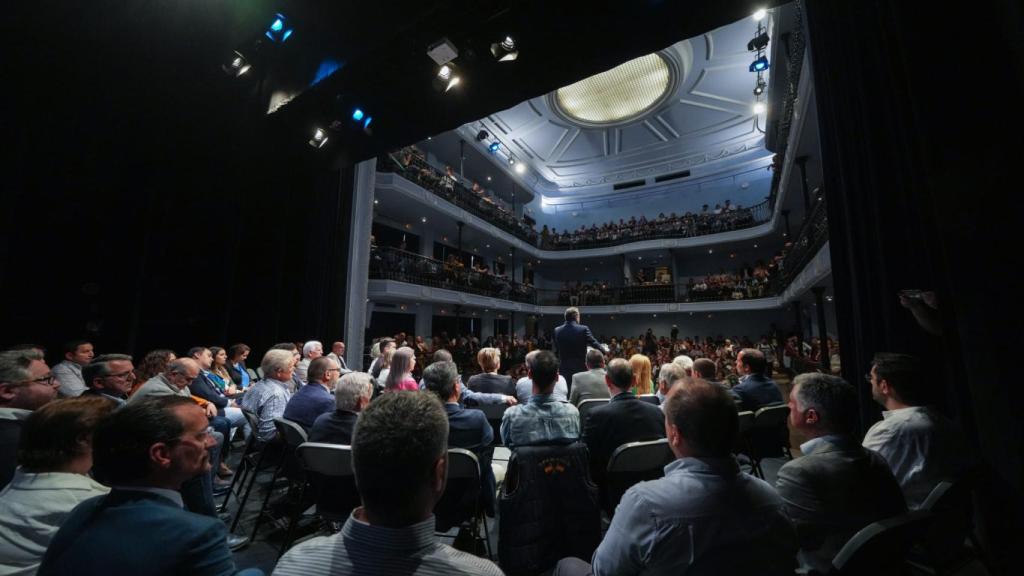 Panorámica del teatro durante la intervención de Paco Núñez.