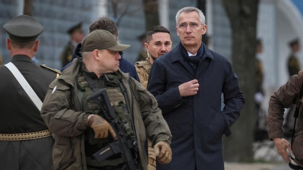 El secretario general de la OTAN Jens Stoltenberg en su visita a Kiev.