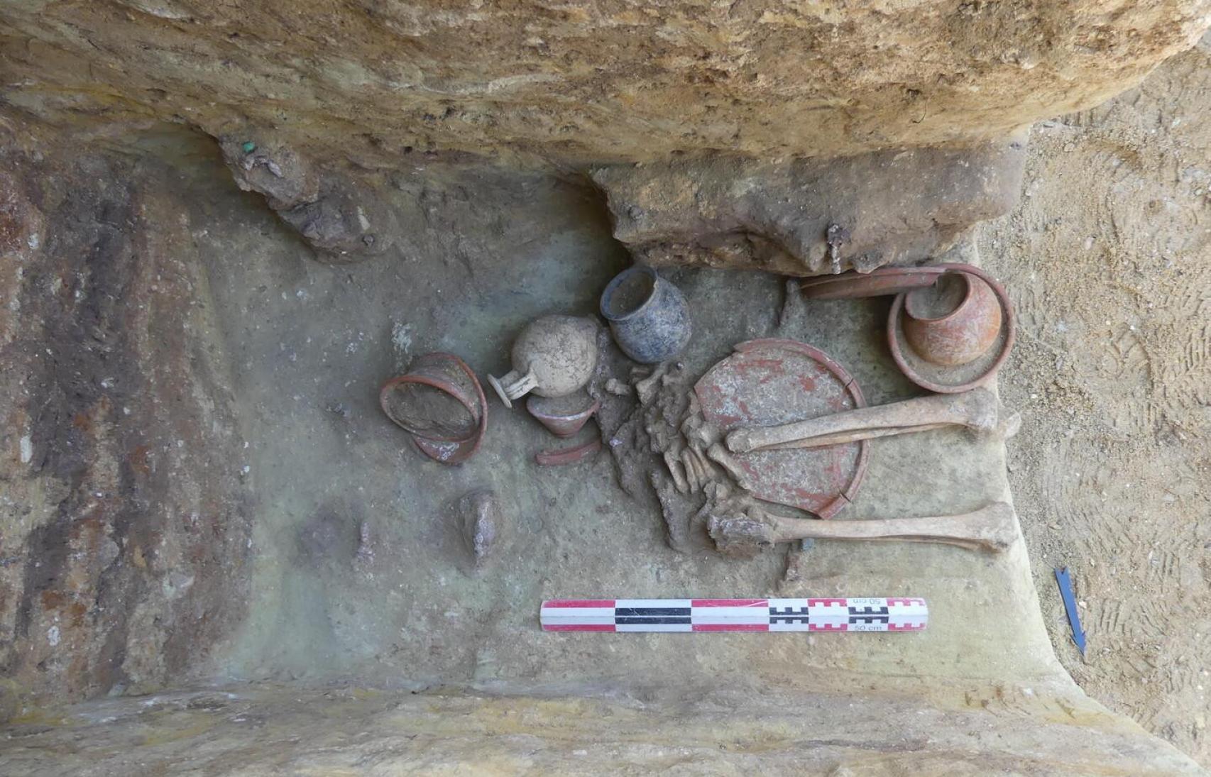 Cerámica encontrada en una de las tumbas.