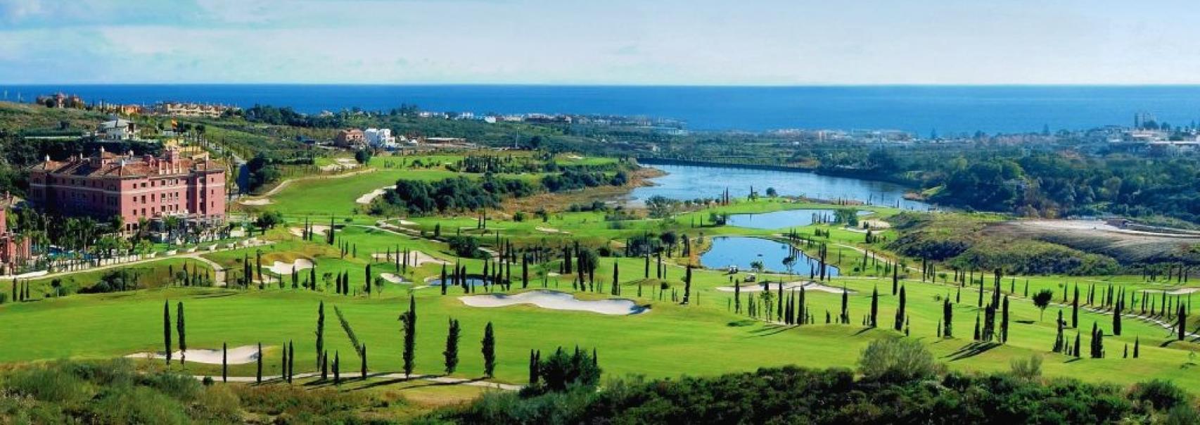 Uno de los muchos campos de golf en la Costa del Sol Occidental.