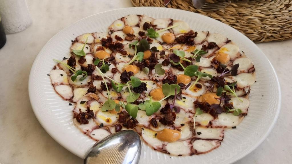Su versión del carpacho de pulpo lo ha actualizado en Alicante vistiéndolo con pericana.