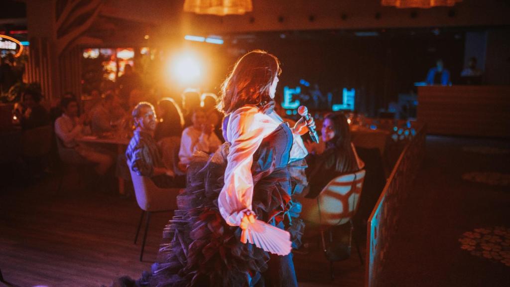 Actuación de flamenco en Falling Leaves.