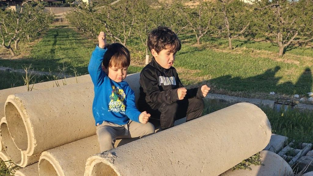 Goyo (i.) tiene cuatro años y parece que tiene altas capacidades. Su hermano Miguel (d.), de ocho, las tiene.