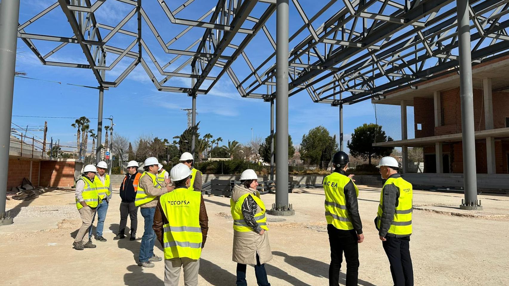 Una visita al 'esqueleto' del Pabellón Polideportivo Municipal de Sant Vicent.