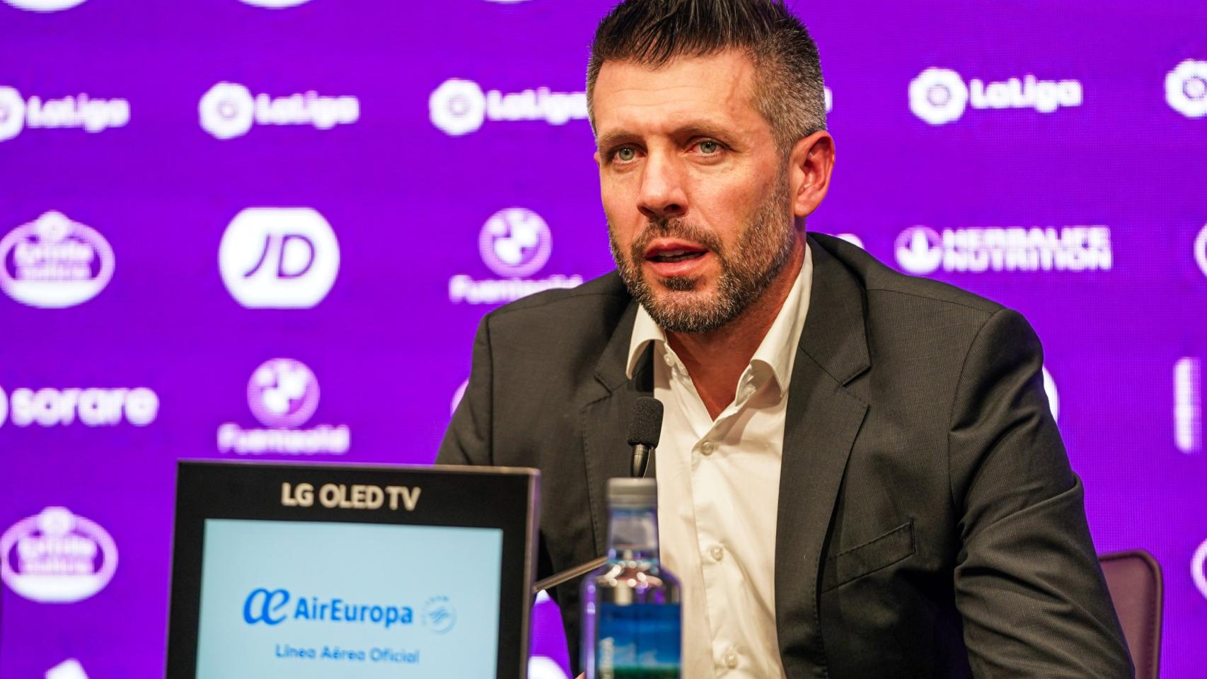 Paulo Pezzolano durante una rueda de prensa.