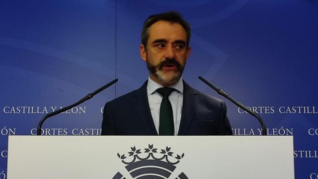 El procurador de Vox, David Hierro, durante su comparecencia tras la Junta de Portavoces de este jueves.