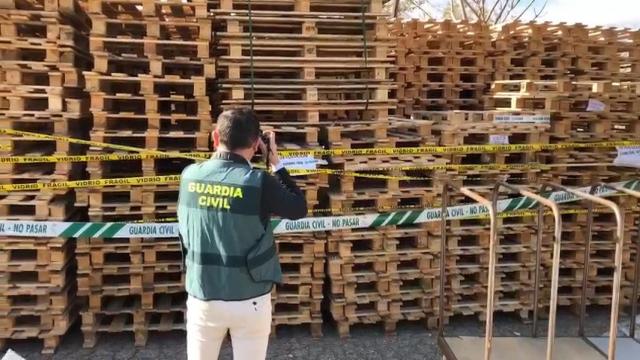 Imagen de la Guardia Civil interviniendo los palés de madera en Soria