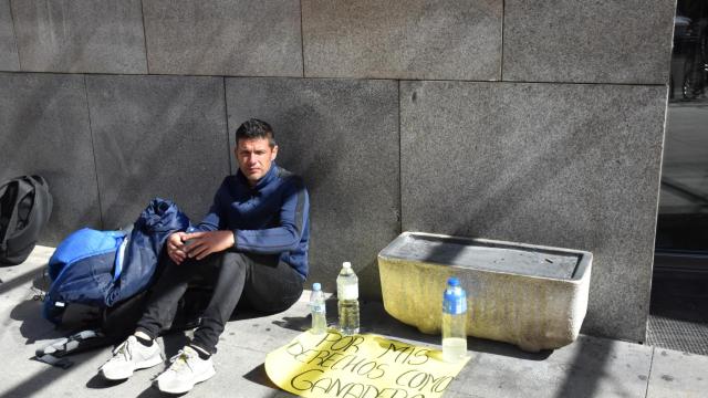 El ganadero leonés Baldo López durante su sentada en la Consejería de Medio Ambiente