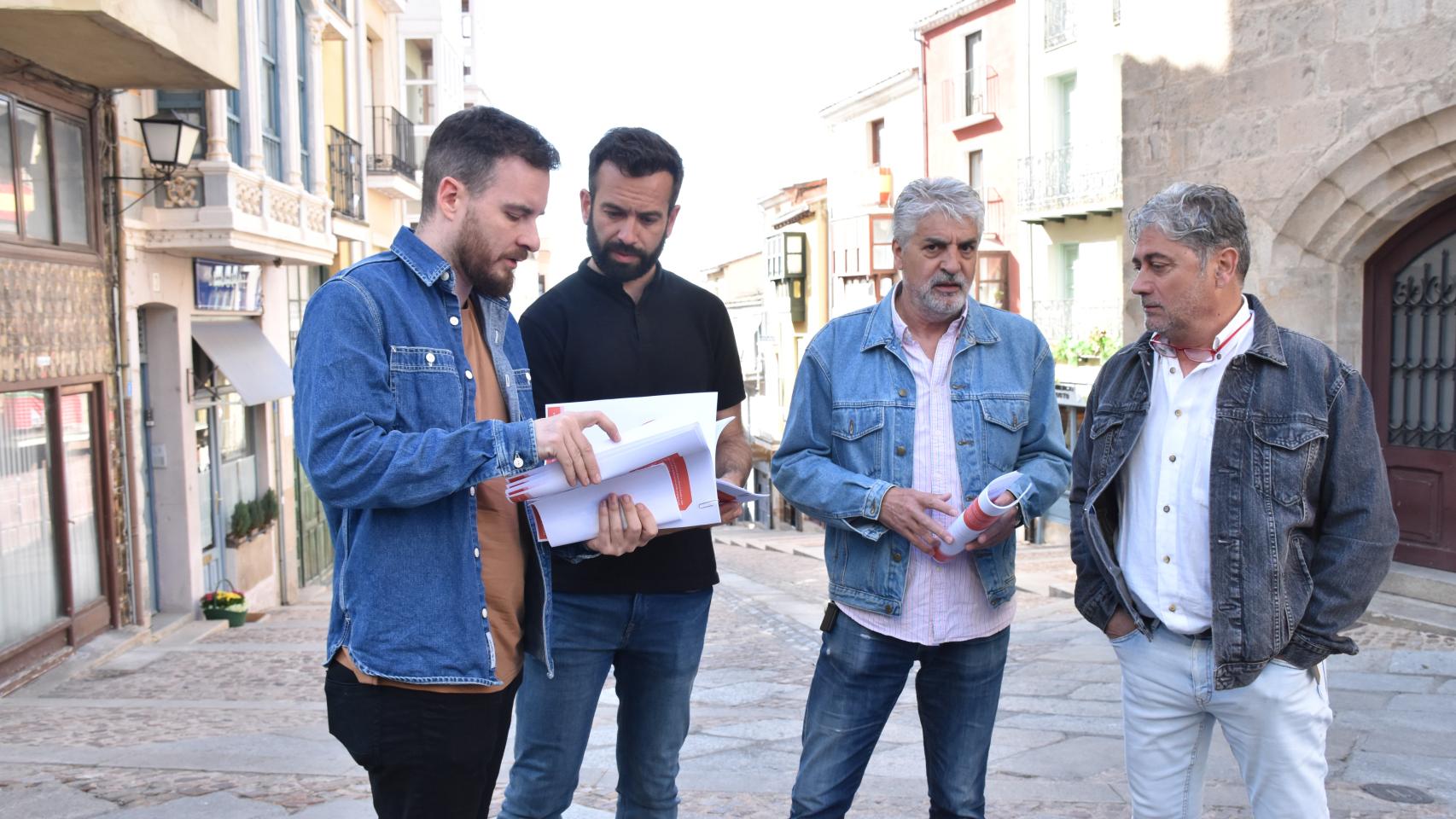 David Gago y su equipo en la calle Balborraz