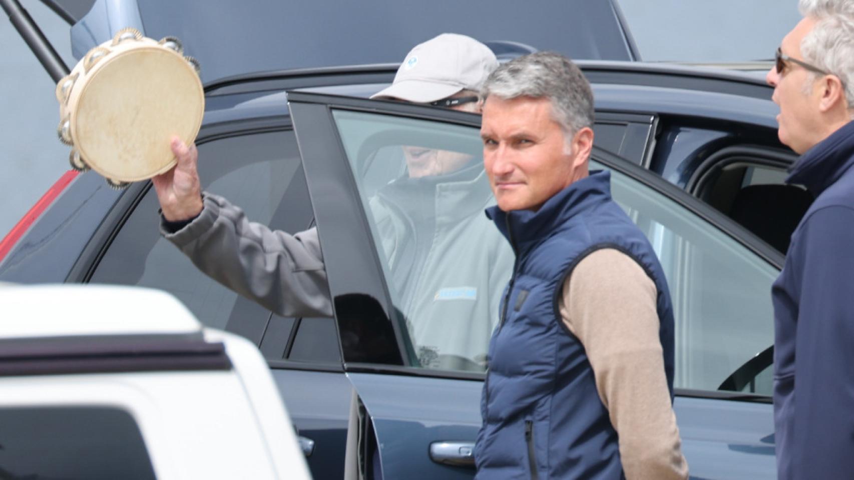 El rey Juan Carlos I toca la pandereta en Sanxenxo.
