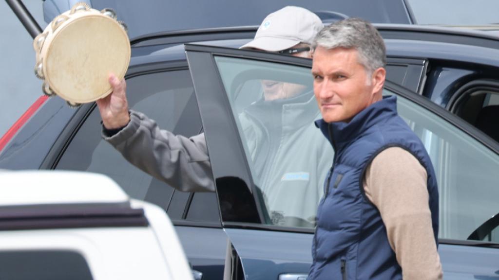 El rey Juan Carlos I toca la pandereta en Sanxenxo.