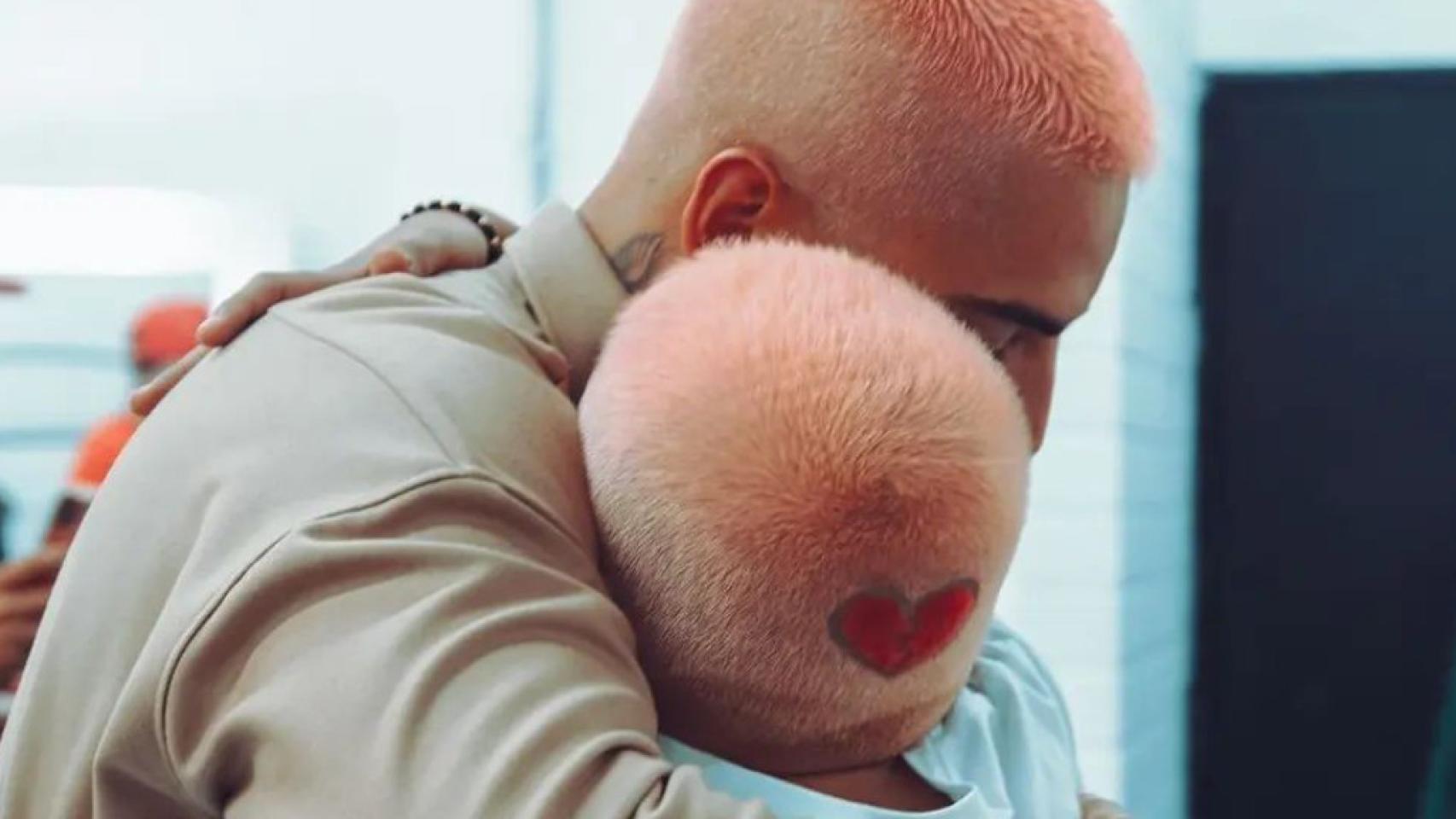Maluma y Bastian, en un cariñoso encuentro.
