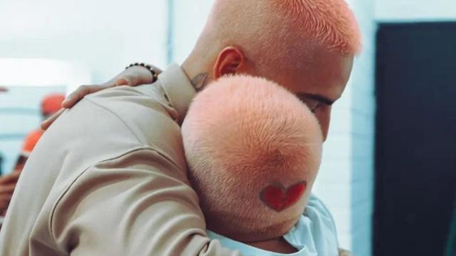 Maluma y Bastian, en un cariñoso encuentro.