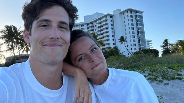 Nacho Aragón y Bea Gimeno con anillo de Simuero.