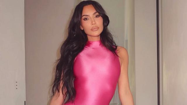 Kim Kardashian con 'jumpsuit' de Skims y botas de Blahnik.