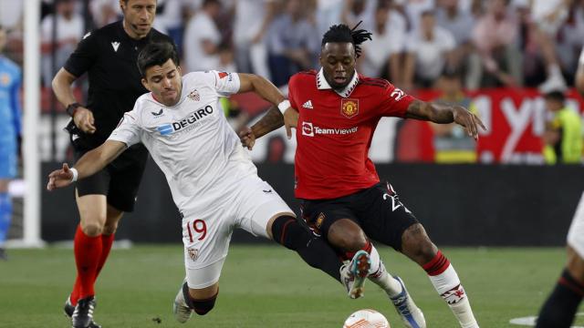 Marcos Acuña se lleva el balón.