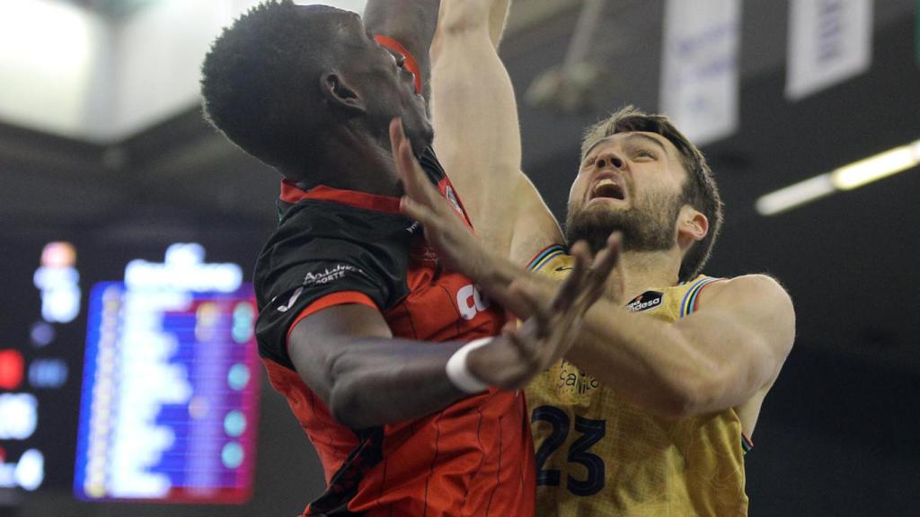 Mike Tobey y Mamadou Niang, en acción durante el Covirán Granada - Barça Basket