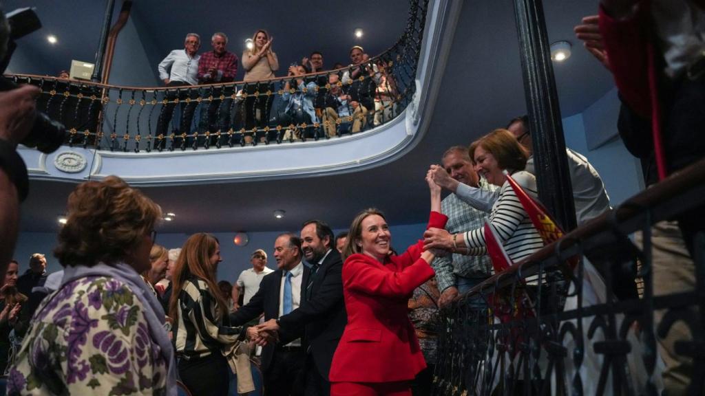 Cuca Gamarra saluda a su llegada al Teatro Palenque de Talavera de la Reina.