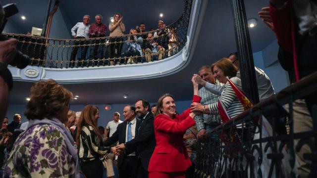 Cuca Gamarra saluda a su llegada al Teatro Palenque de Talavera de la Reina.