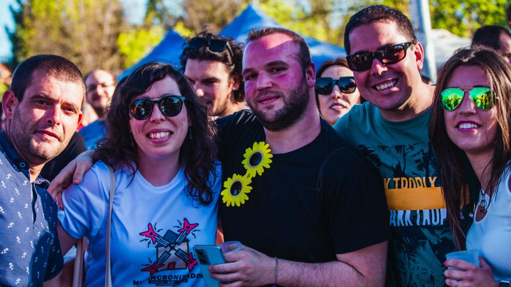 Público disfrutando del Aperitindie en 2024.