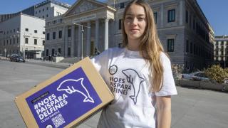 La activista catalana Olivia Mandle frente al Congreso de los Diputados, a 20 de abril de 2023.