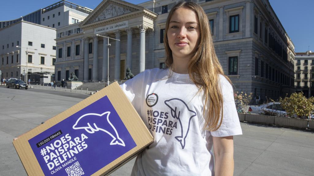 La activista catalana Olivia Mandle frente al Congreso de los Diputados, a 20 de abril de 2023.