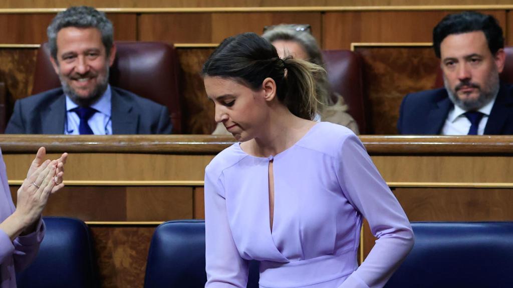 La ministra de Igualdad, Irene Montero, regresa a su escaño tras intervenir en el debate de este jueves.
