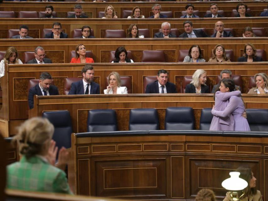 Sólo Yolanda Díaz aplaude en el banco del Gobierno el abrazo entre Ione Belarra e Irene Montero tras la intervención de la ministra de Igualdad en el debate de la reforma del 'sí es sí', este jueves en el Congreso.